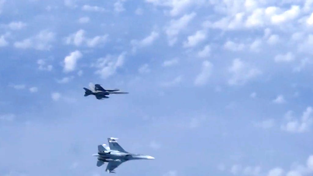 In diesem vom Pressedienst des Russischen Verteidigungsministerium entnommene Standbild vertreibt ein Suchoi-Jet des Typs Su-27 (unten) einen Nato-Kampfjet vom Typ F-18.&nbsp;