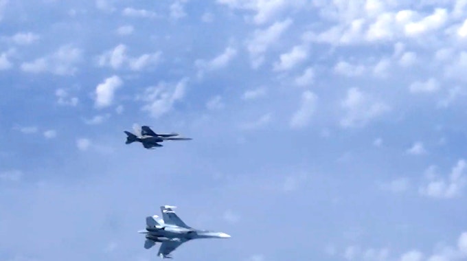 In diesem vom Pressedienst des Russischen Verteidigungsministerium entnommene Standbild vertreibt ein Suchoi-Jet des Typs Su-27 (unten) einen Nato-Kampfjet vom Typ F-18.&nbsp;