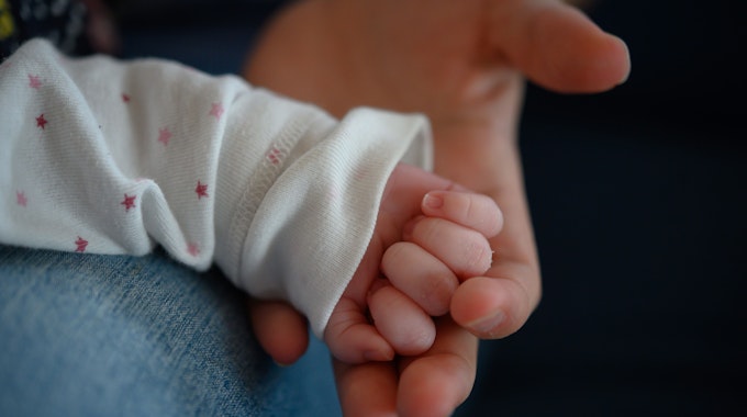 Die Hand eines zwei Wochen altes Neugeborenen liegt in der Hand seiner Mutter. (Symbolbild)&nbsp;