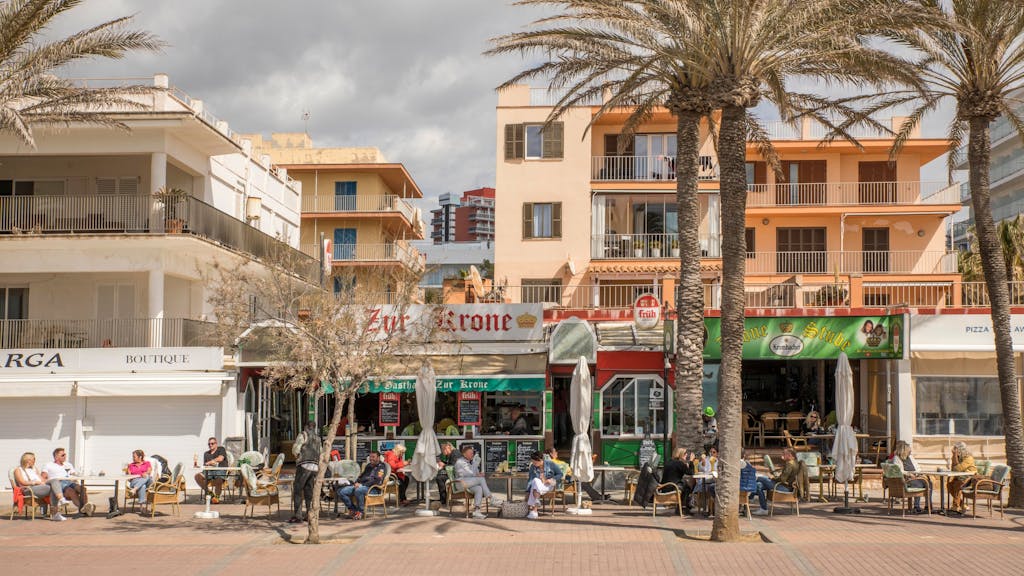Deutsche Touristen und Touristinnen, hier im März 2021, sitzen in der Bar „Zur Krone“ und „Krone Stube“ und genießen einen Drink in der Sonne an der Playa de Palma auf Mallorca.&nbsp;