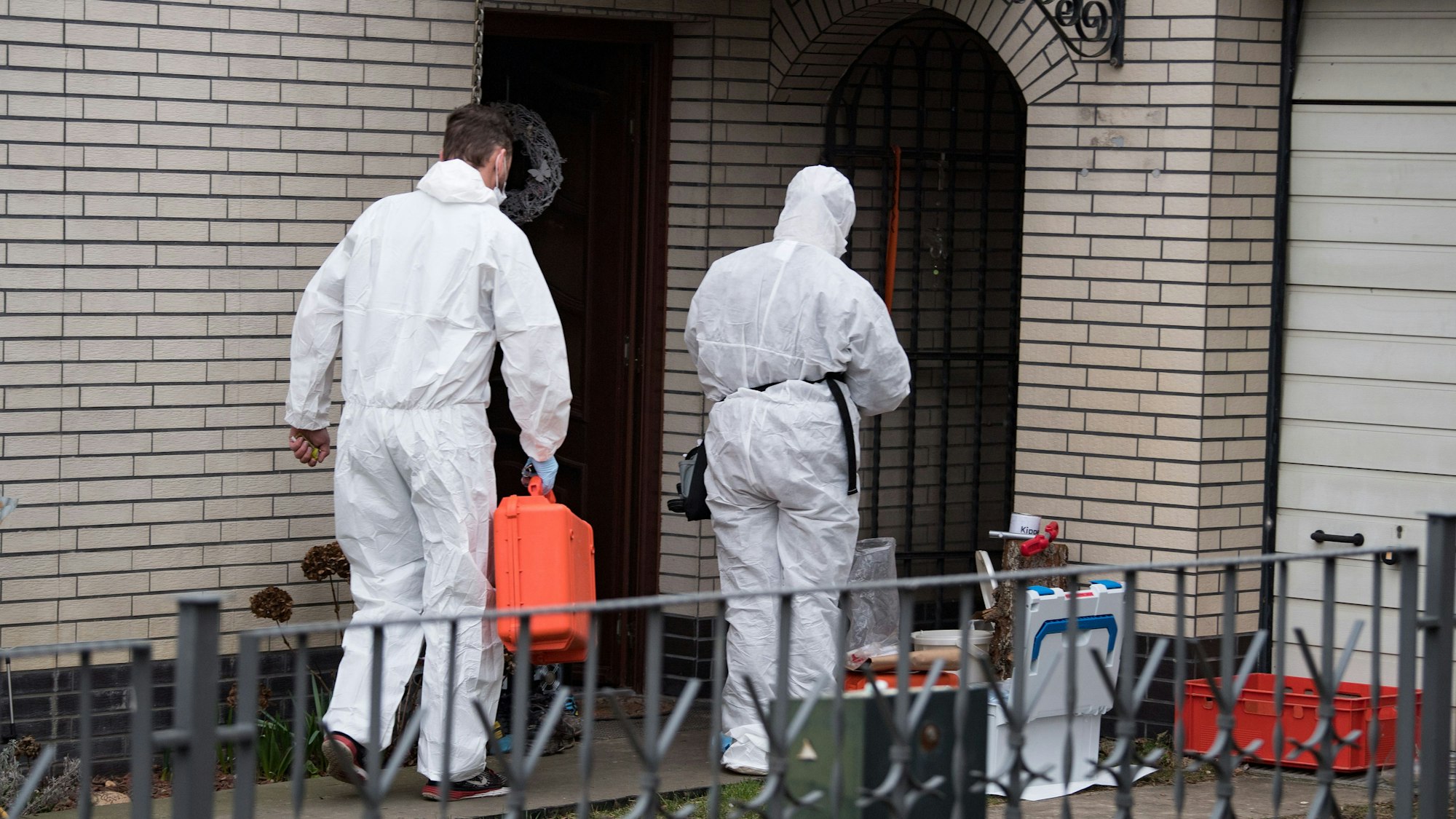 Kriminaltechniker der Berliner Polizei untersuchen das Haus der Schwester der verschwundenen 15-jährigen Rebecca.