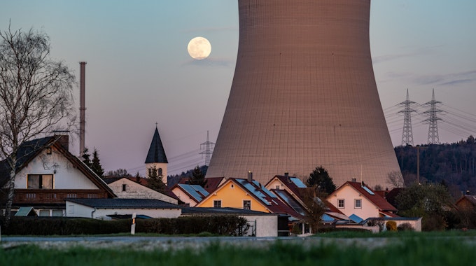 Wasserdampf steigt aus dem Kühltum des Kernkraftwerks Isar 2 in Essenbach bei Landshut.