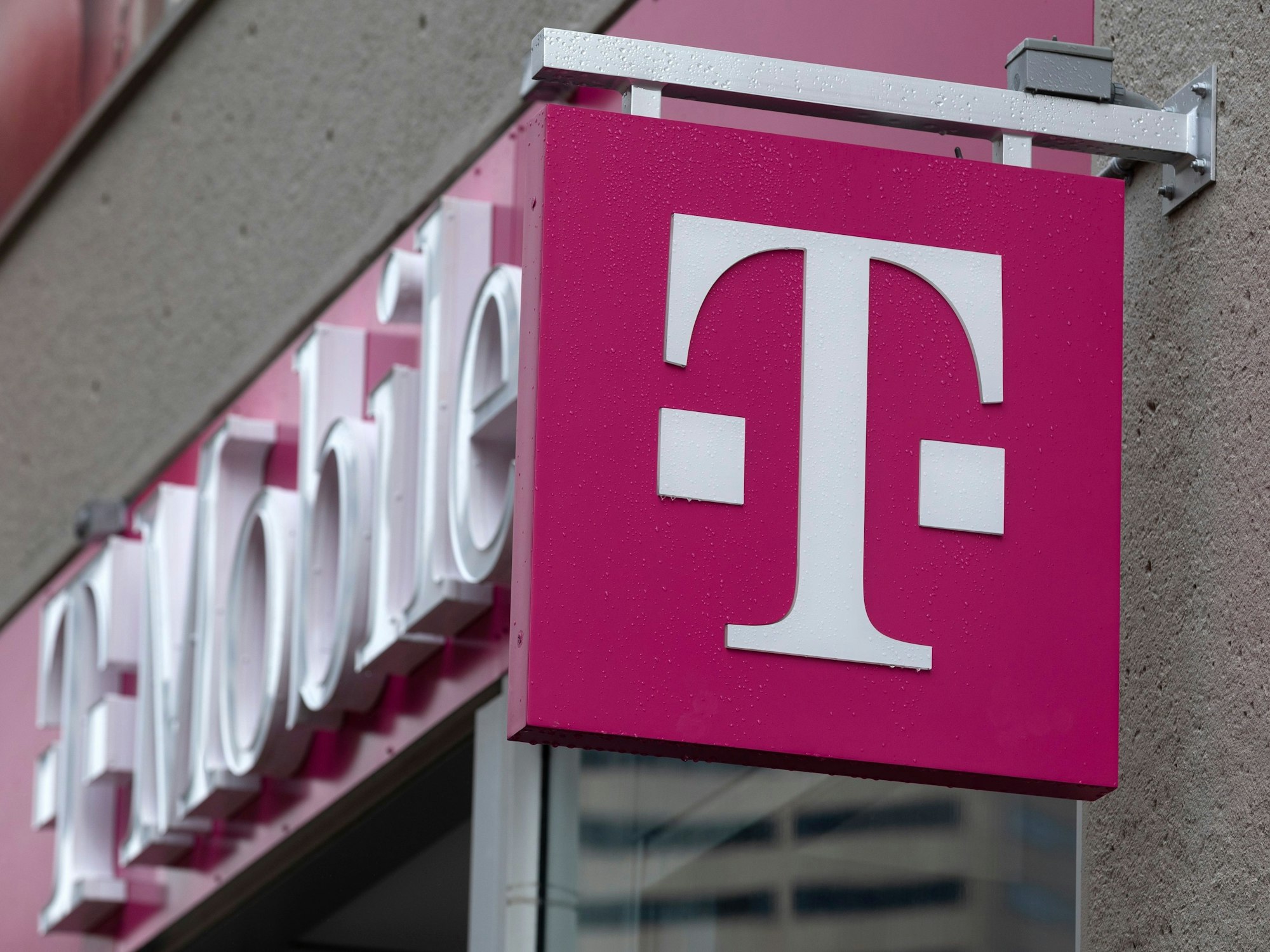 Das T-Mobile-Logo ist an einem Laden zu sehen.