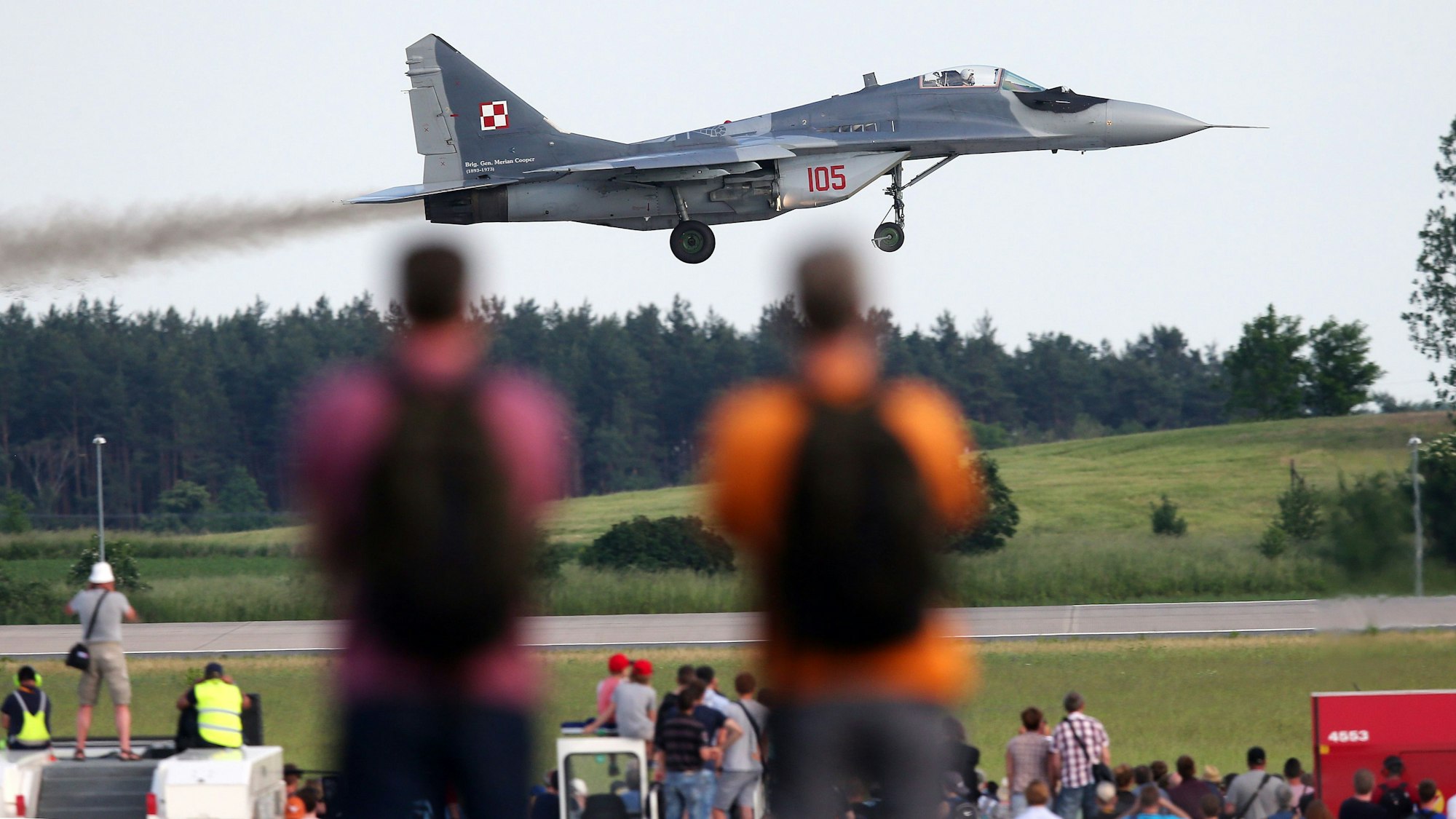 Eine MiG-29 der Polnischen Luftwaffe startet am ersten Besuchertag der Internationalen Luft- und Raumfahrtausstellung (ILA) zu einem Demonstrationsflug.