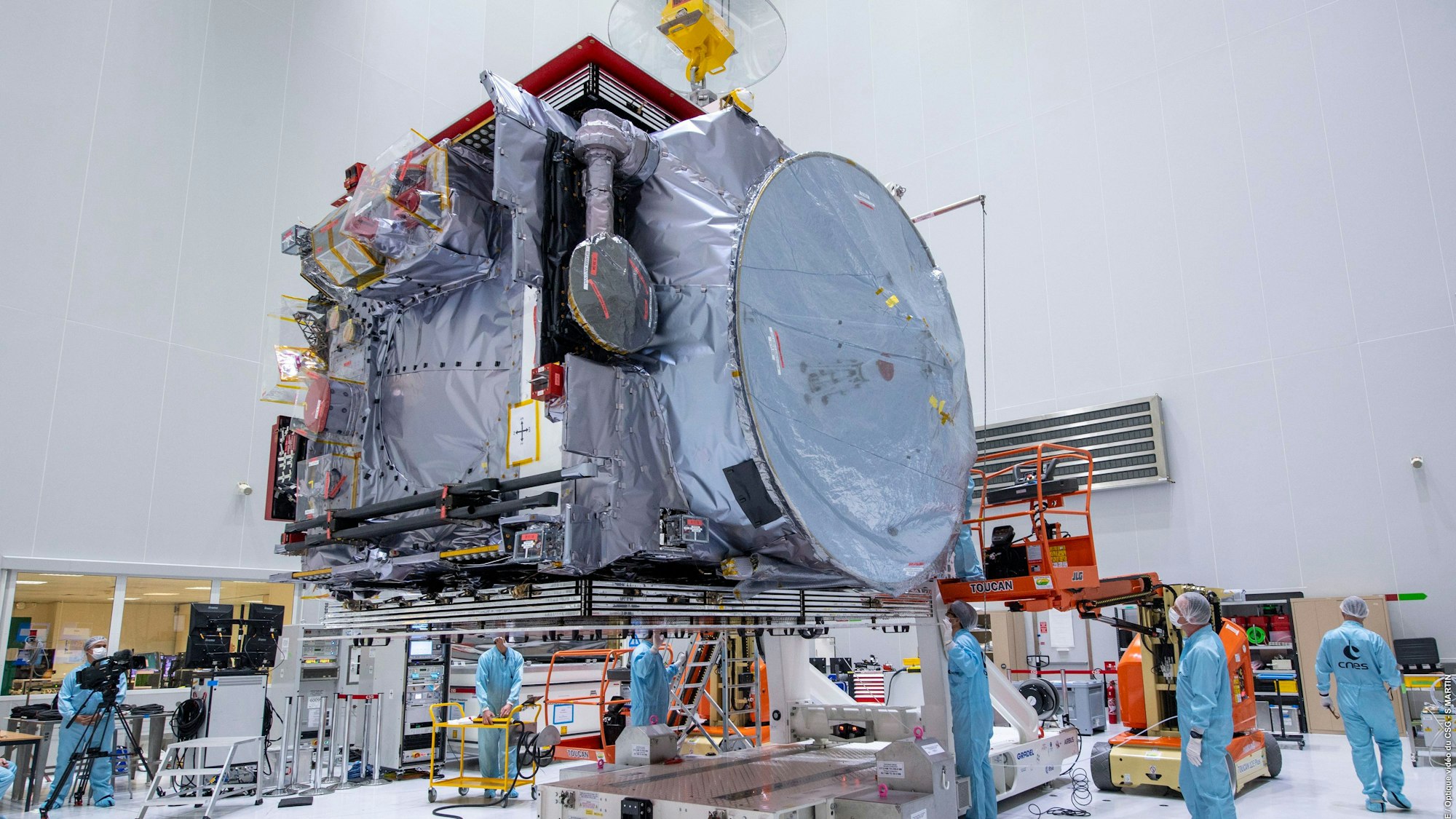 Die Sonde „Juice“ wird auf dem europäischen Weltraumbahnhof in Französisch-Guayana ausgepackt.