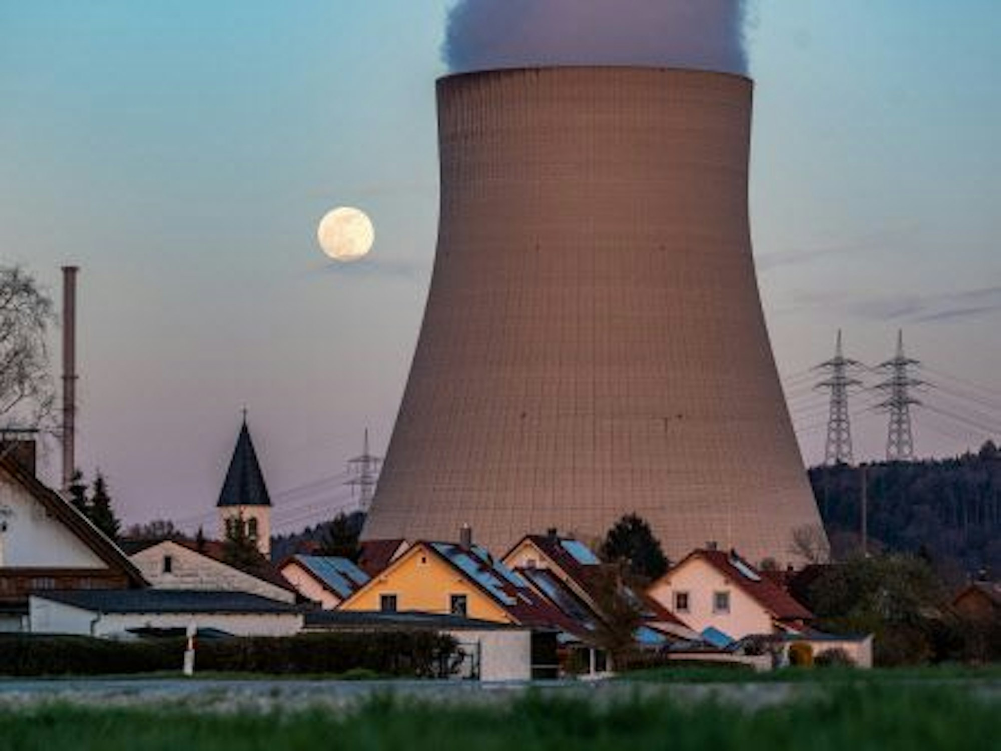 Wasserdampf steigt aus dem Kühlturm des Kernkraftwerks Isar 2 in Essenbach bei Landshut.