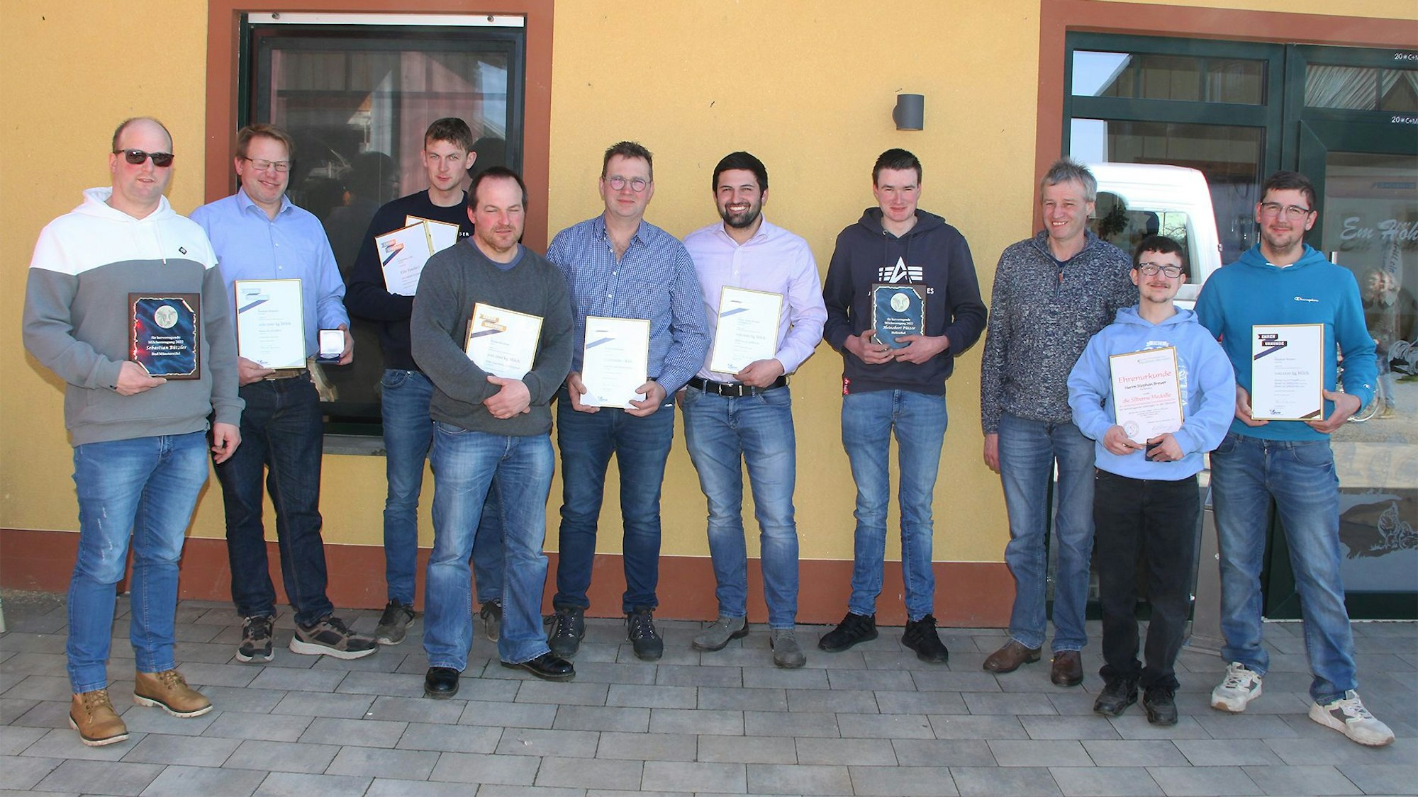 Zehn der ausgezeichneten Milchviehlandwirte aus dem Kreis Euskirchen mit ihren Auszeichnungen