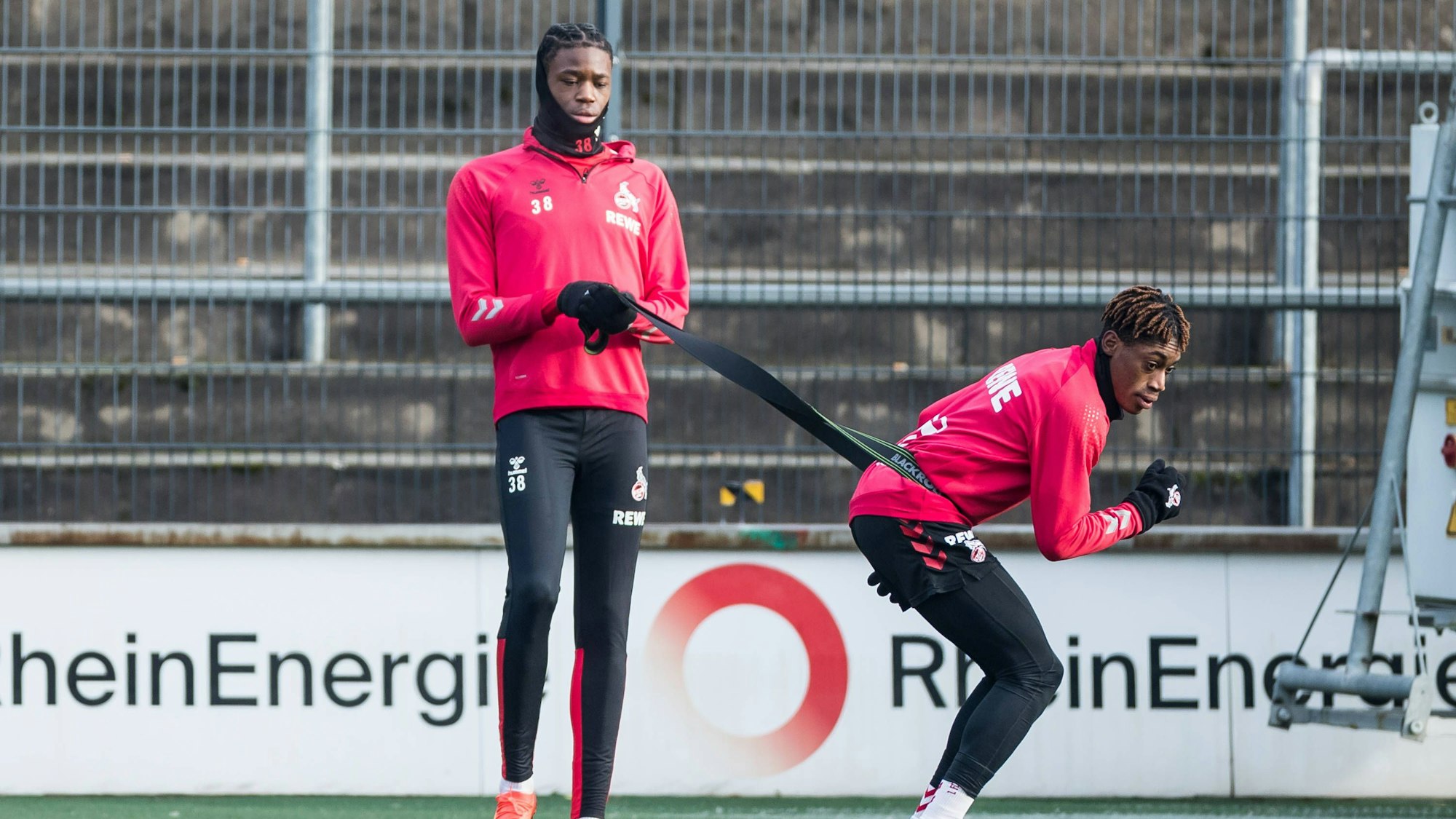 Elias Bakatukanda trainiert beim 1. FC Köln mit Justin Diehl.