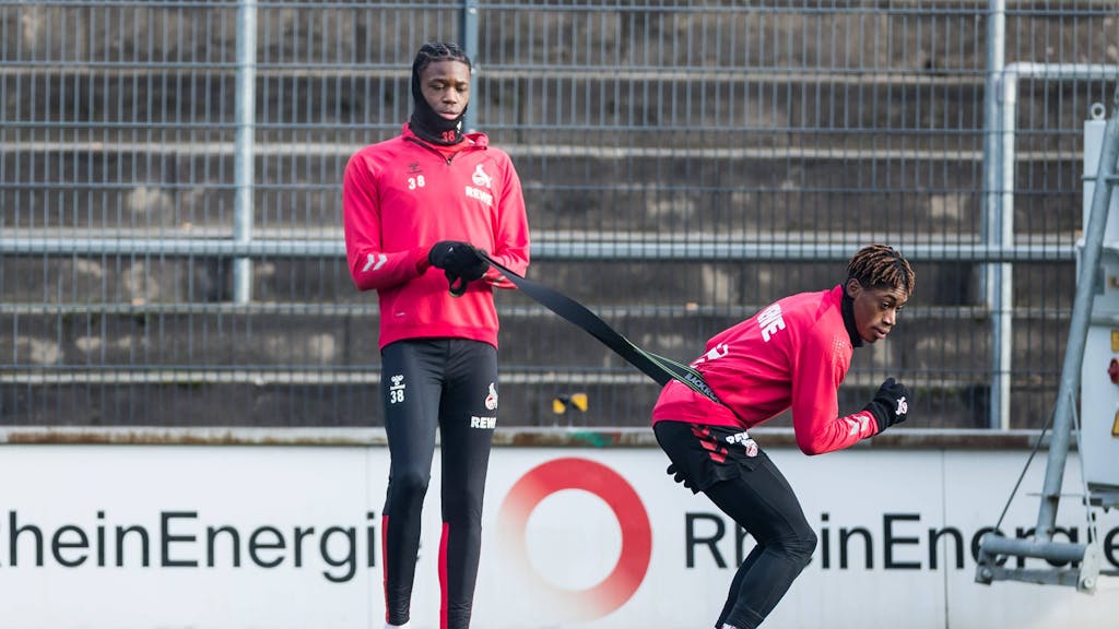 Elias Bakatukanda trainiert beim 1. FC Köln mit Justin Diehl.
