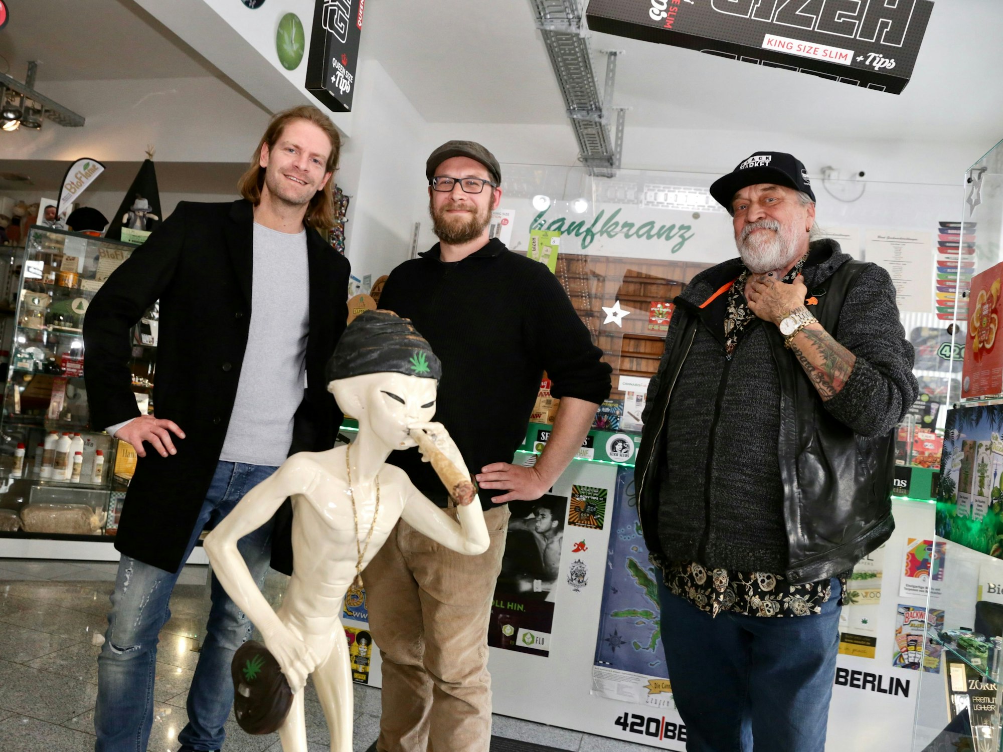 Die Drei vom Can­na­bis-Club in Düsseldorf: Vorbner Love, Domenic Emanuelli und Ulrich Kranz freuen sich über Lau­ter­bachs Pläne.