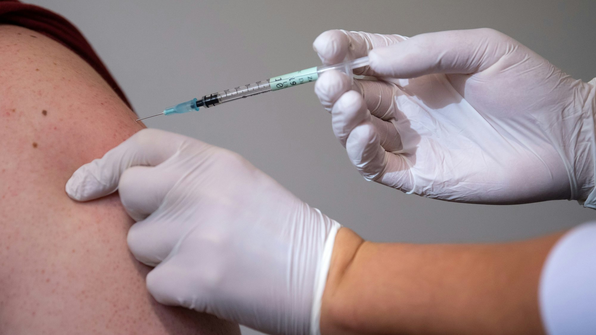 Ein Mann bekommt seine Booster-Impfung gegen das Coronavirus.