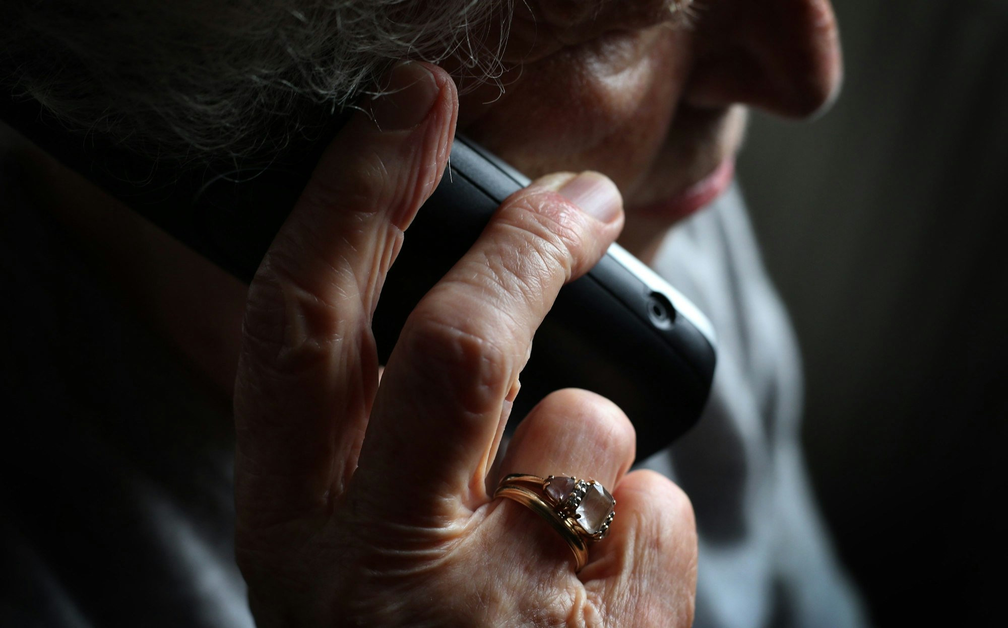 Eine ältere Frau telefoniert mit einem schnurlosen Festnetztelefon. (Symbolbild)
