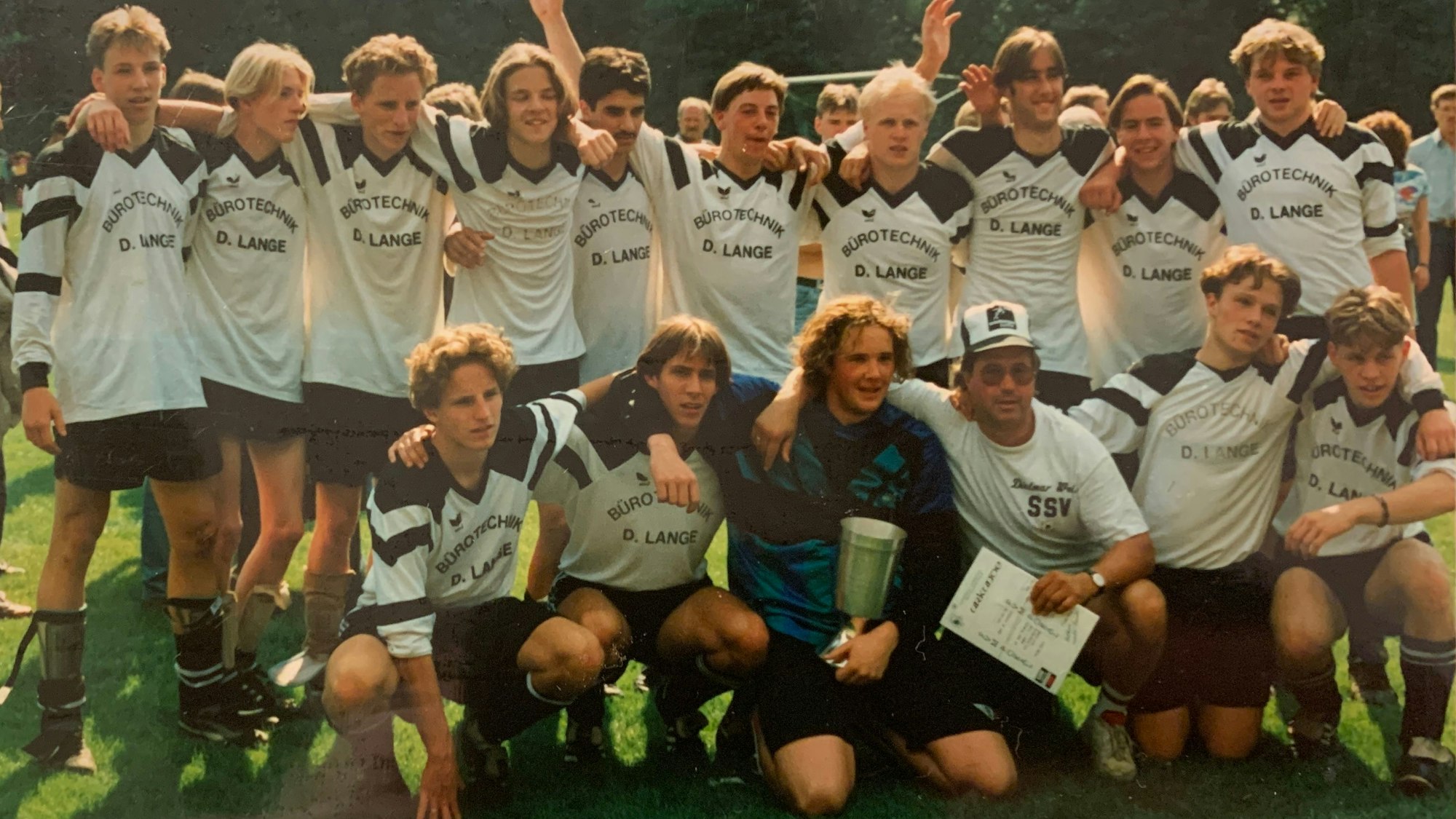 Mannschaftsfoto einer Fußballmannschaft im Jahr 1993.