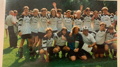 Mannschaftsfoto einer Fußballmannschaft im Jahr 1993.&nbsp;