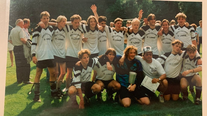 Mannschaftsfoto einer Fußballmannschaft im Jahr 1993.&nbsp;