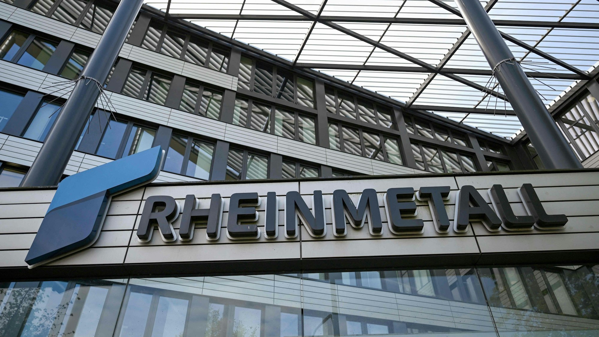 Das Logo des Rüstungskonzerns Rheinmetall an der Zentrale in Düsseldorf.