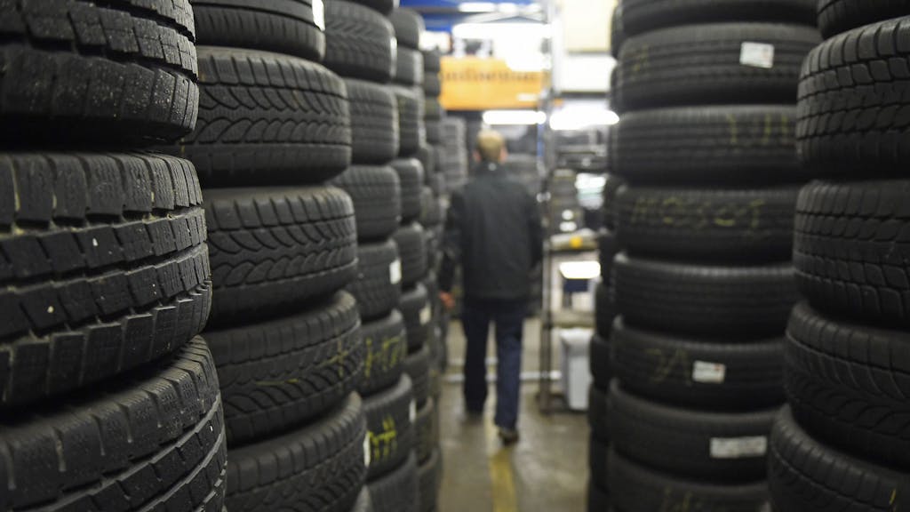 Reifen stehen aufgestapelt im Reifencenter Holst &amp; Pieper in Hamburg.&nbsp;