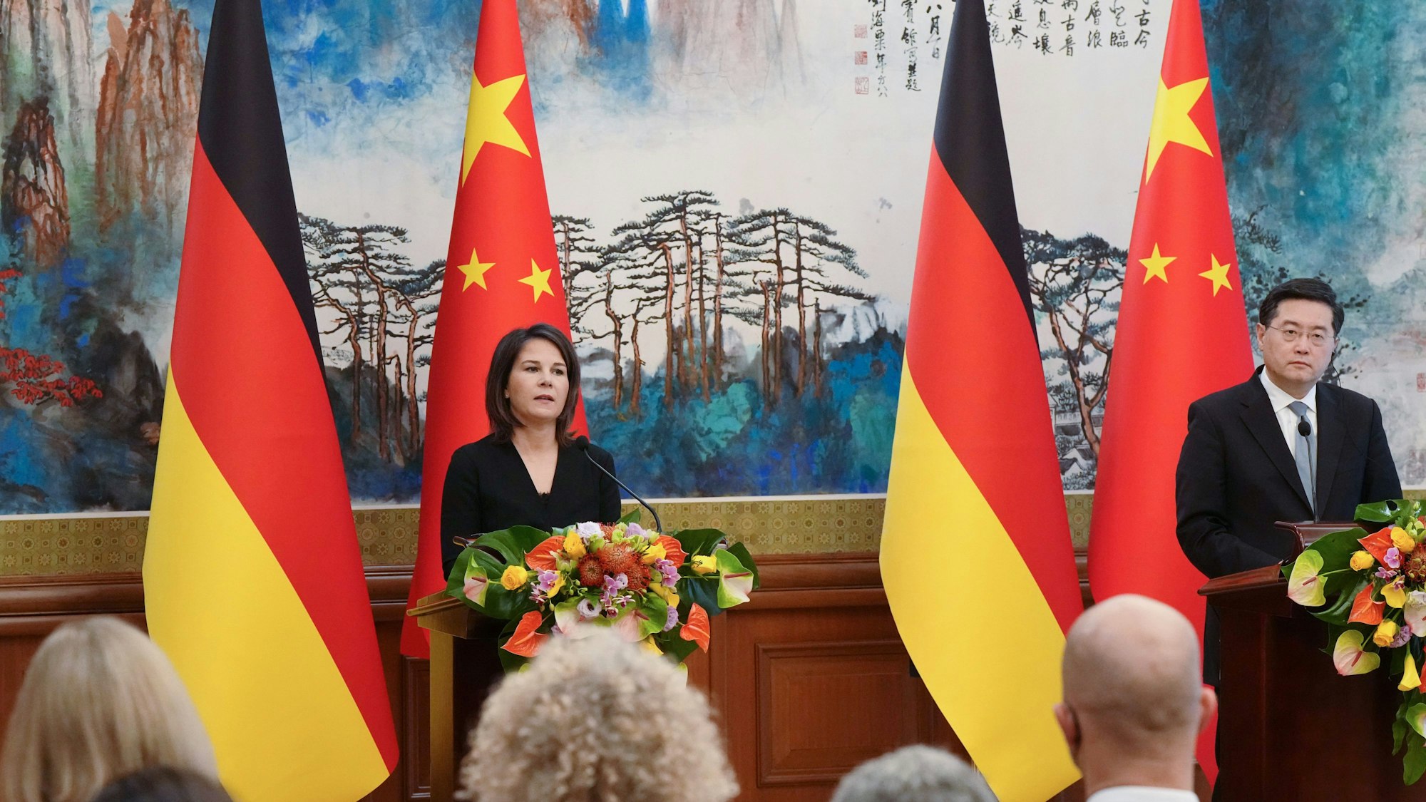 Annalena Baerbock (l, Bündnis 90/Die Grünen) und der chinesische Außenminister Qin Gang (r) geben im Staatsgästehaus Diaoyutai eine gemeinsame Pressekonferenz.