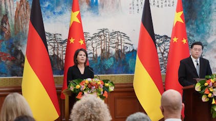 Annalena Baerbock (l, Bündnis 90/Die Grünen) und der chinesische Außenminister Qin Gang (r) geben im Staatsgästehaus Diaoyutai eine gemeinsame Pressekonferenz.&nbsp;