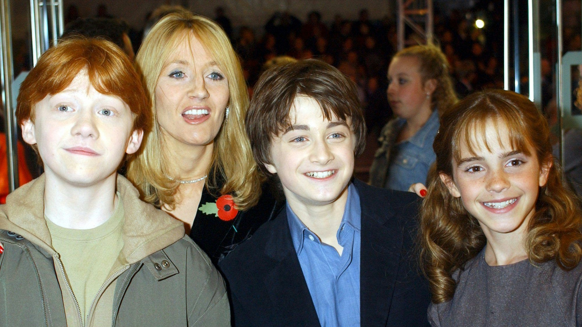 Die Schauspieler Rupert Grint (vorn, l-r), Daniel Radcliffe und Emma Watson und die Autorin J. K. Rowling kommen zur Weltpremiere des ersten Harry-Potter-Films ‚Harry Potter und der Stein der Weisen‘ im Odeon Leicester Square.