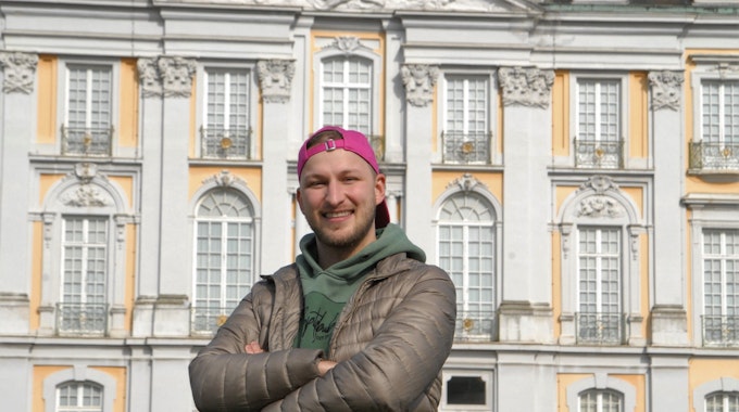 Auf dem Foto ist David Leischik vor dem Brühler Schloss zu sehen. Zuvor hatte er unserer Redaktion ein Interview gegeben.