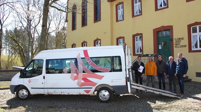 Der alte Ford Transit wird in der Ukraine noch gebraucht. Vertreter des Clemens-Josef-Hauses übergaben das neunsitzige Fahrzeug mit Rollstuhlrampe an den Verein Eifellicht.