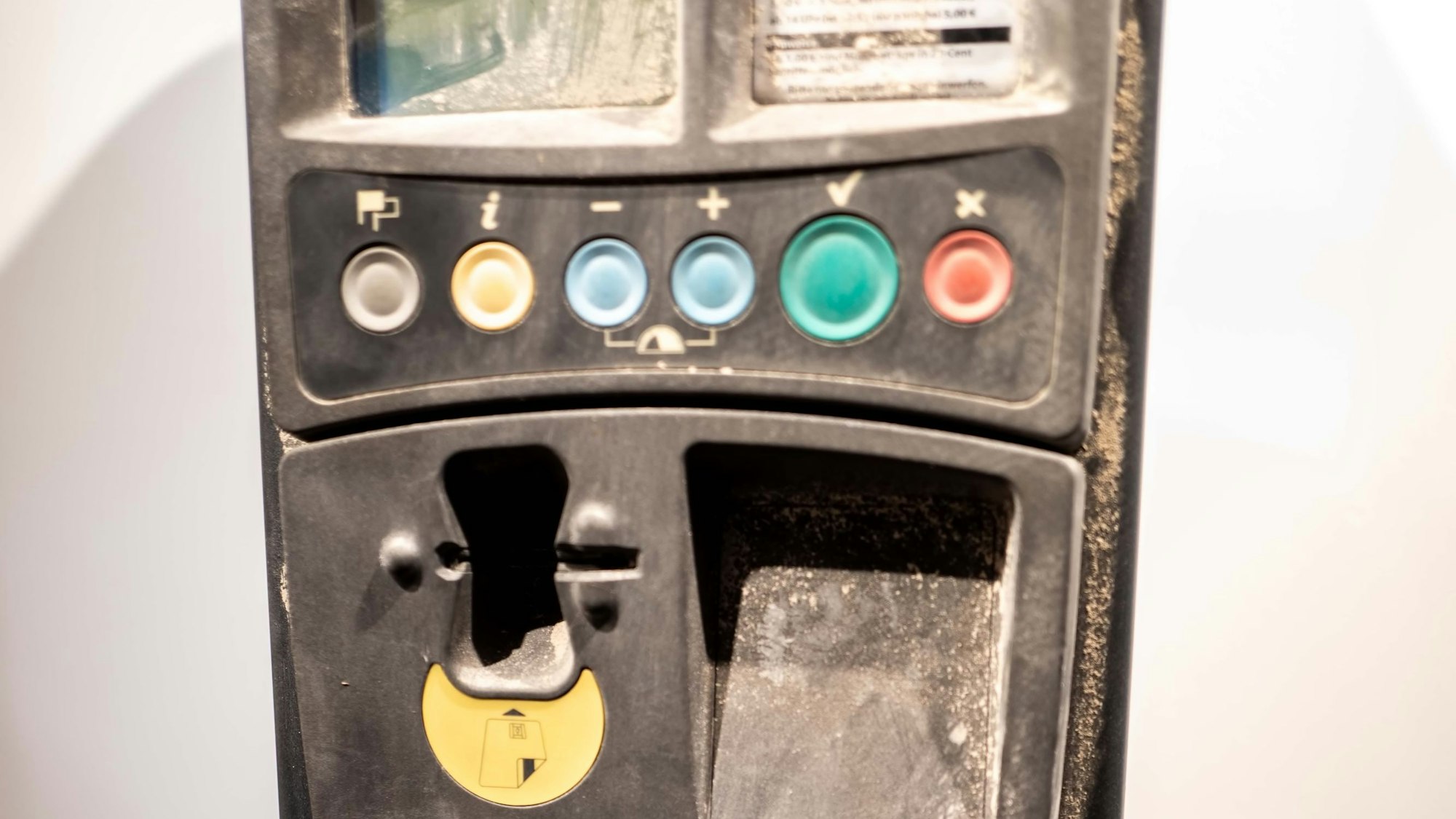 Ein schlammverschmierter Parkscheinautomat ist im Flutmuseum zu sehen.