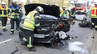 Ein zerstörtes Auto steht nach einem Unfall in Rösrath auf der Hauptstraße.