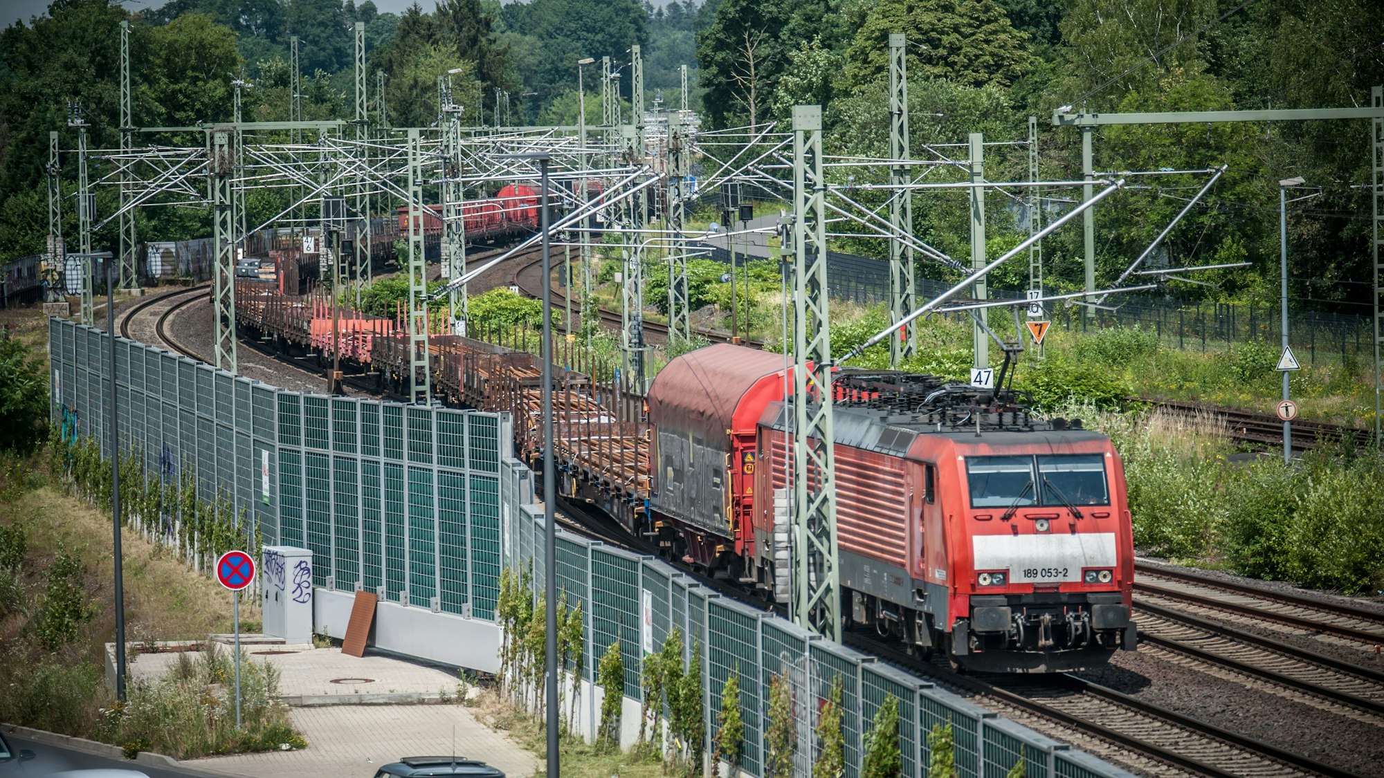 Ein Güterzug am Opladener Bahnhof