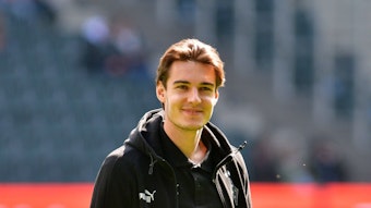 Florian Neuhaus von Borussia Mönchengladbach soll Berichten zufolge auch nach 2024 weiterhin für den Klub vom Niederrhein auflaufen. Das Foto zeigt ihn am 9. April 2023 vor dem Heimspiel gegen den VfL Wolfsburg lächelnd im Borussia-Park.