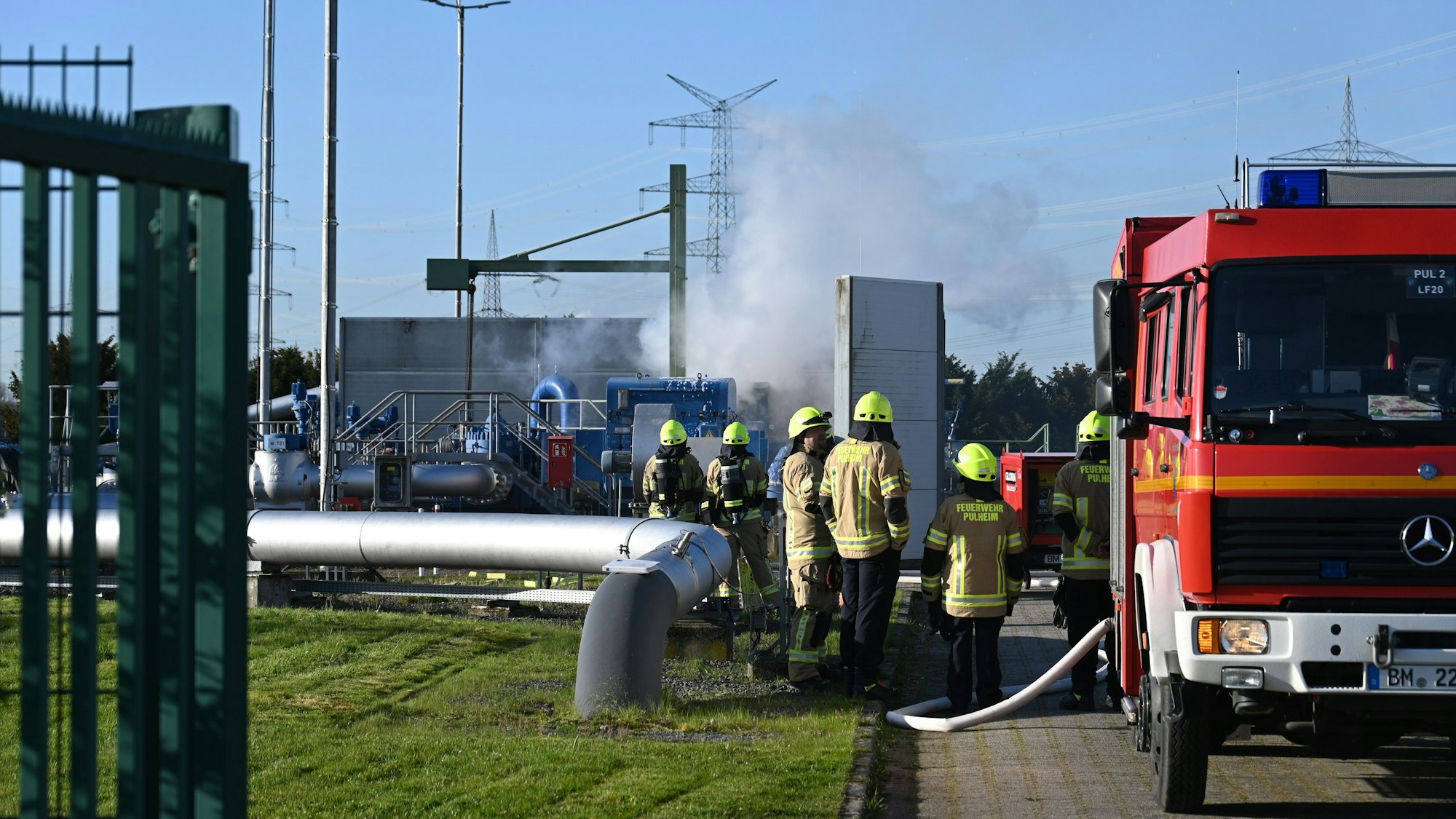 Das Foto zeigt den Feuerwehreinsatz an der Pumpstation in Pulheim.