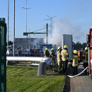 Das Foto zeigt den Feuerwehreinsatz an der Pumpstation in Pulheim.&nbsp;