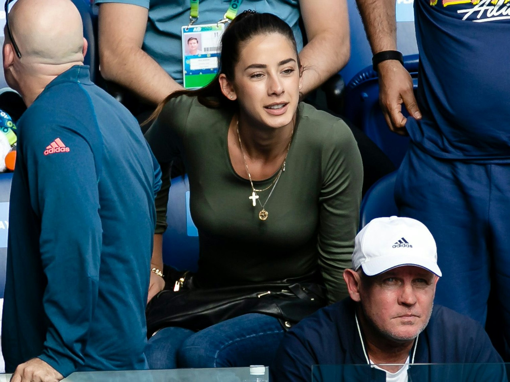 Brenda Patea schaut von der Tribüne aus ein Spiel bei den Australien Open.