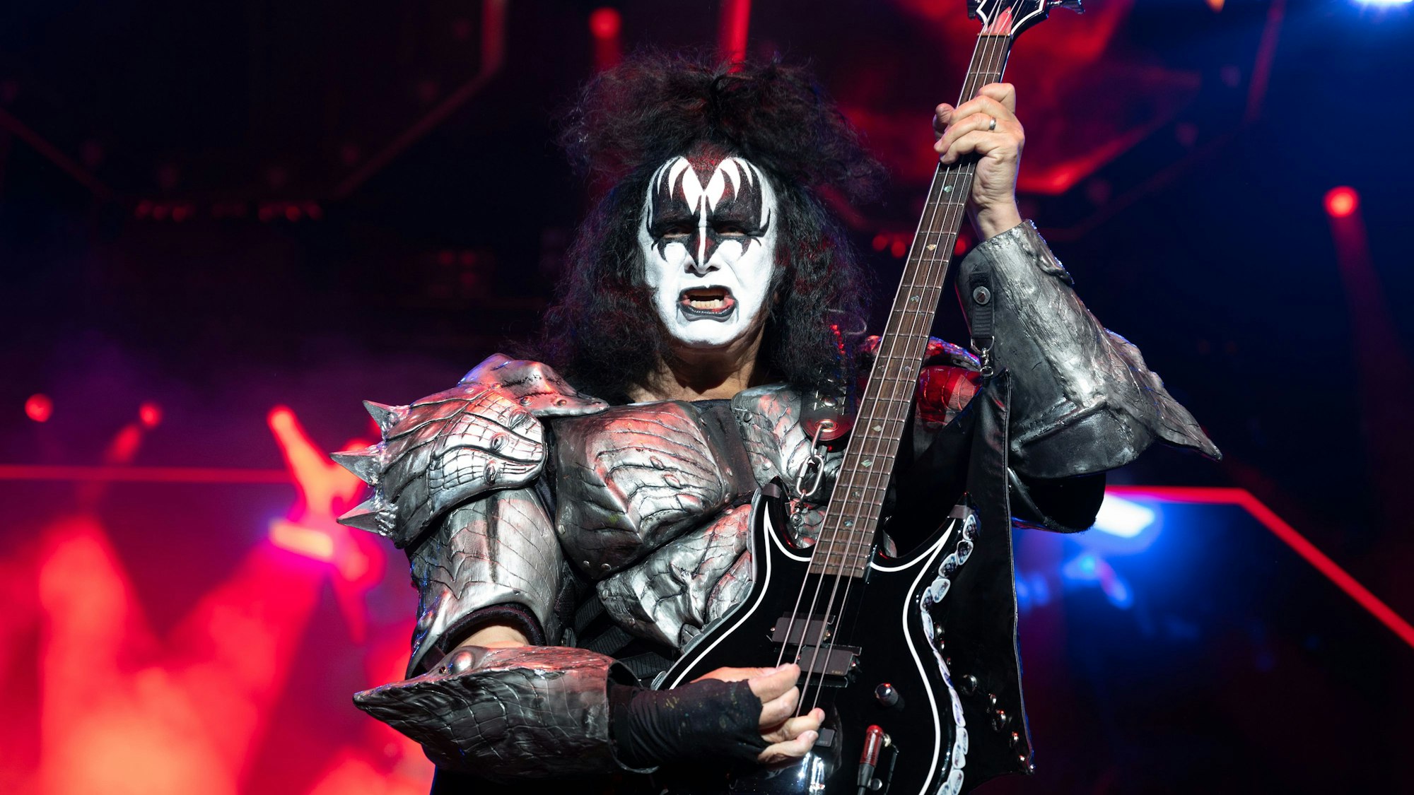 Gene Simmons von der US-amerikanischen Hard-Rock-Band Kiss steht beim europäischen Tourauftakt der Band in der Westfalenhalle auf der Bühne.