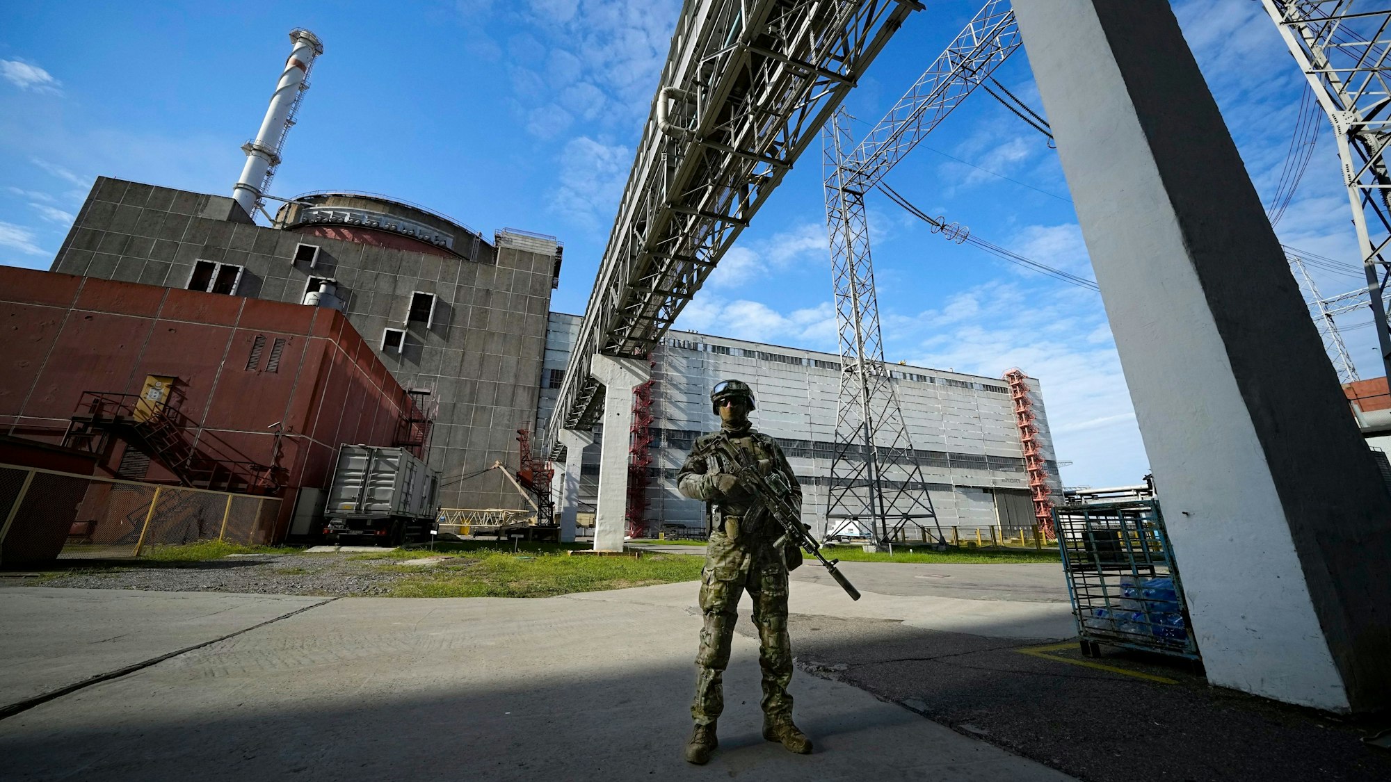 Krieg in der Ukraine: Ein russischer Soldat steht im Mai 2022 am ukrainischen Atomkraftwerk Saporischschja.