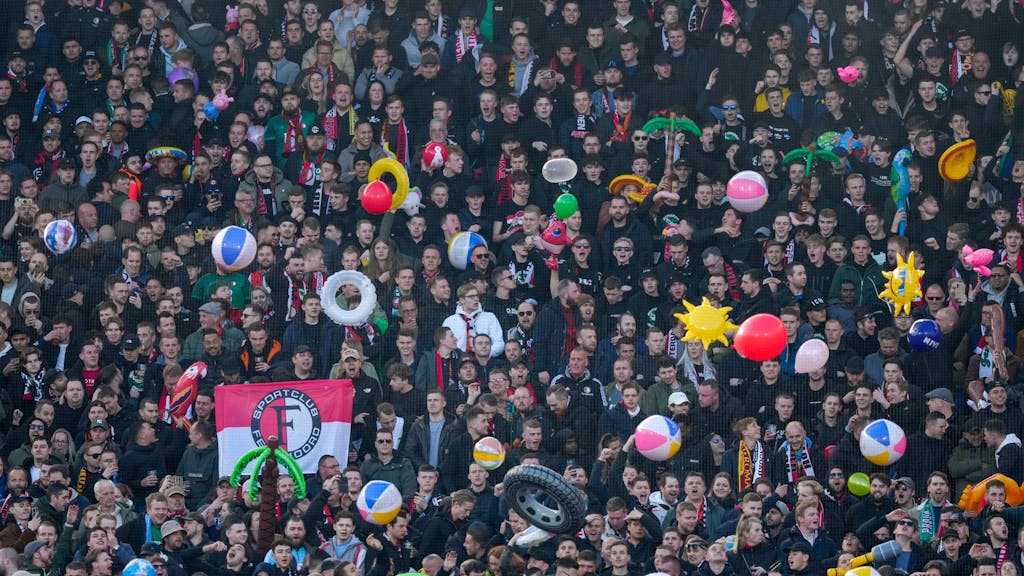 Fans von Feyenoord Rotterdam feiern mit Bade-Spielzeug gegen AS Rom.