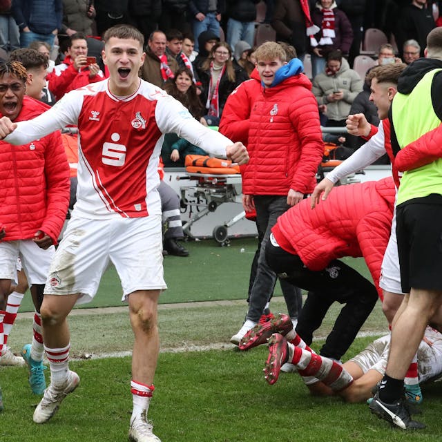 Emin Kujovic feiert mit seinen Mitspielern den Einzug ins DFB-Pokalfinale.






