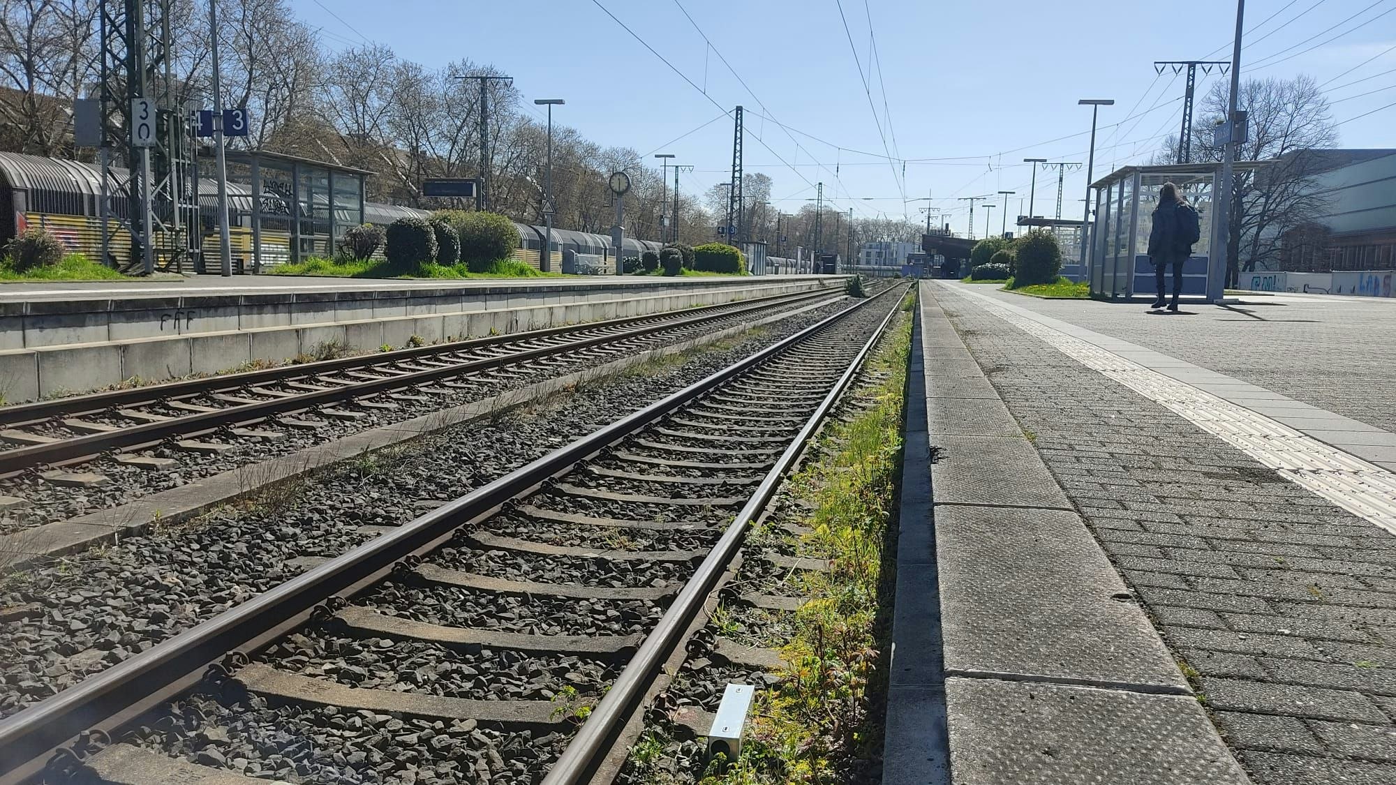 Wer die Schienen am Kölner Südbahnhof überquert, begibt sich in Lebensgefahr.