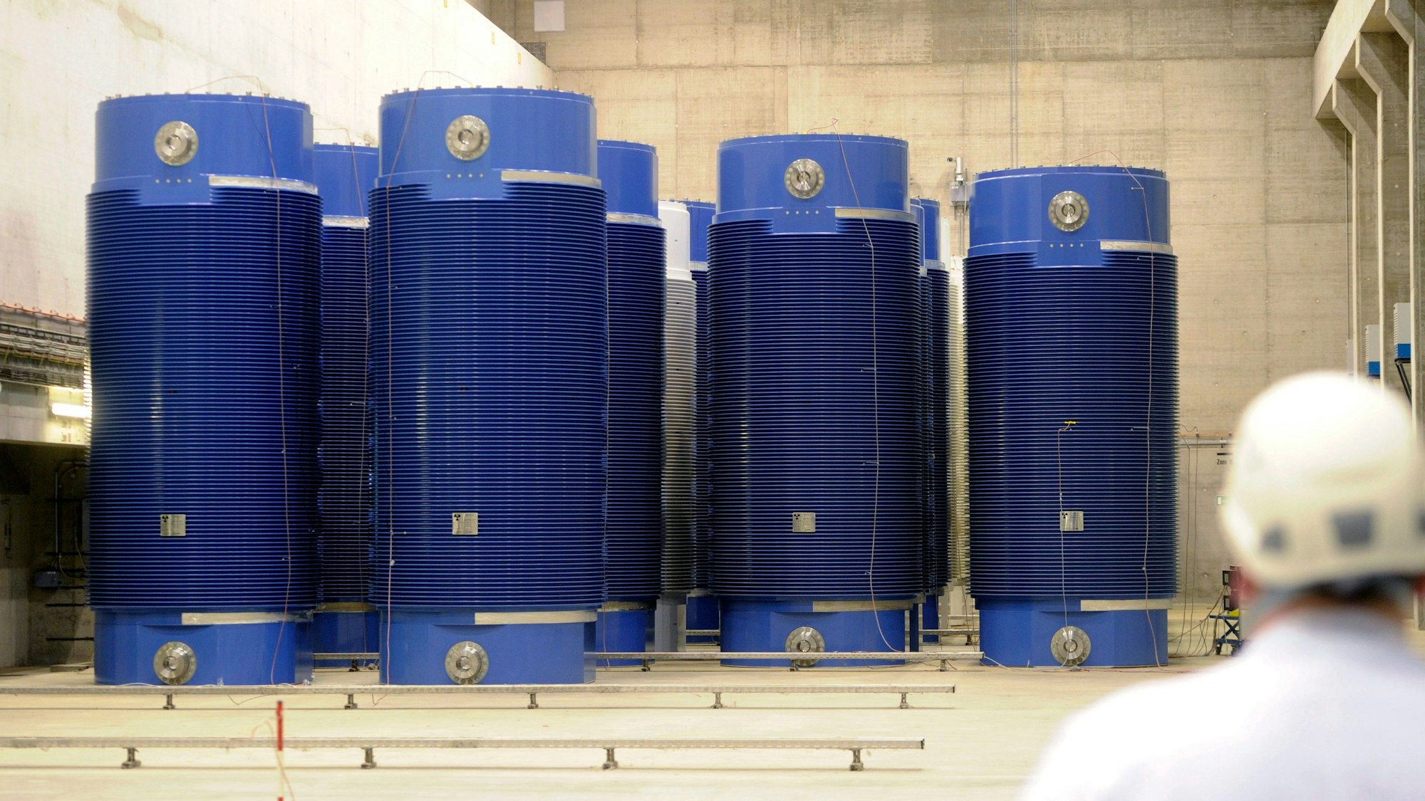 Das Foto zeigt 34 Castor-Behälter im Zwischenlager für Atommüll am Kernkraftwerk.