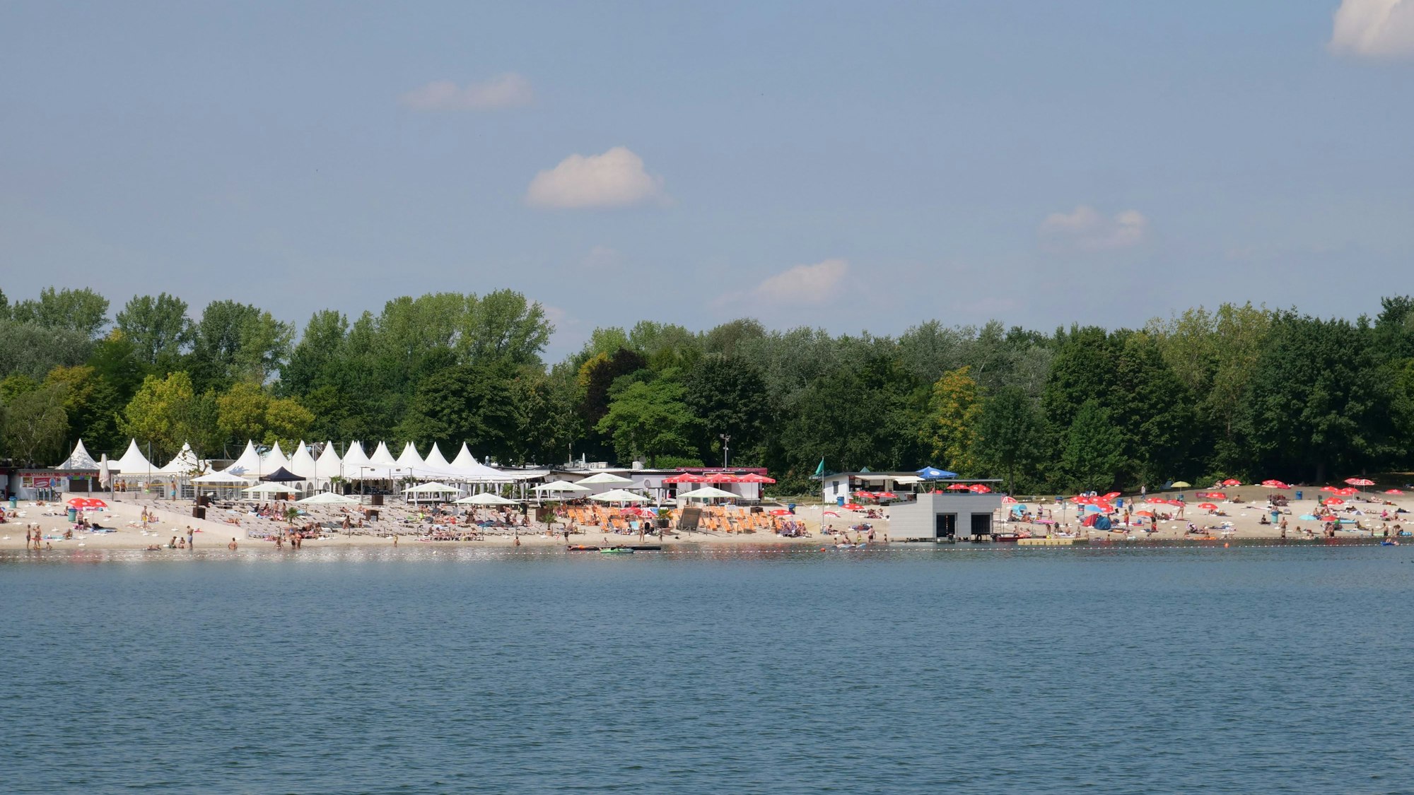 Das Foto zeig den Badestrand am Otto-Maigler-See im Sommer 2022.