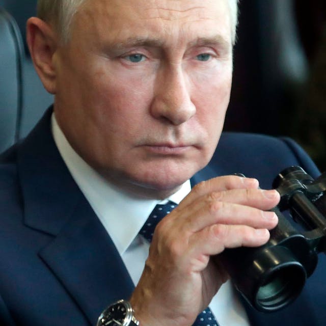 Wladimir Putin, Präsident von Russland, hält ein Fernglas in den Händen.