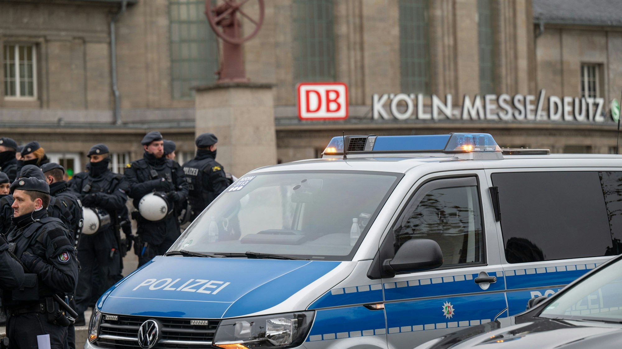 Ein Einsatzfahrzeug der Polizei mit Beamten vor dem Bahnhof Köln Messe/Deutz.
