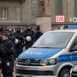 Ein Einsatzfahrzeug der Polizei mit Beamten vor dem Bahnhof Köln Messe/Deutz.