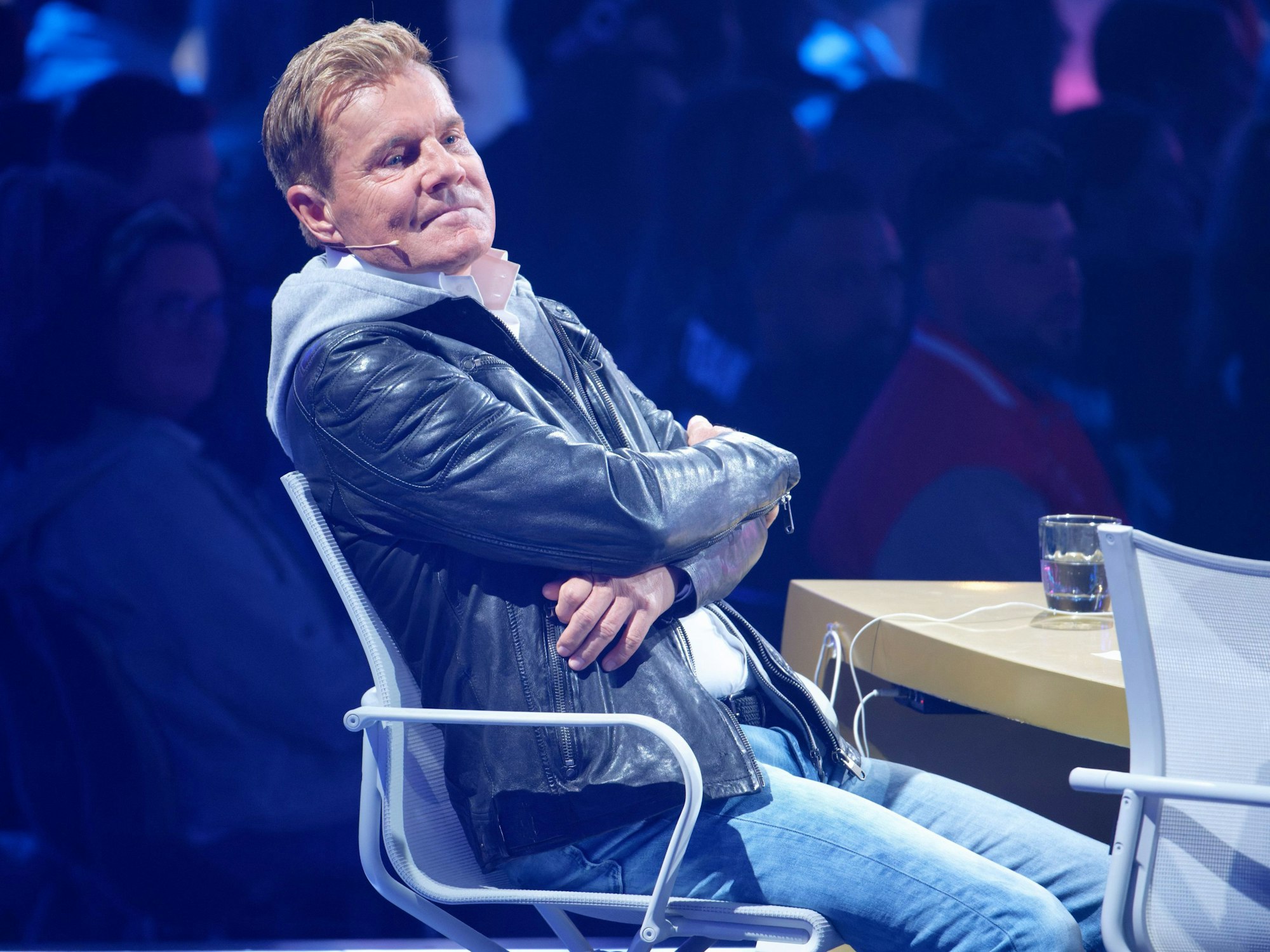 Der Juror Dieter Bohlen sitzt beim Halbfinale der Castingshow „Deutschland sucht den Superstar“ auf der Bühne.