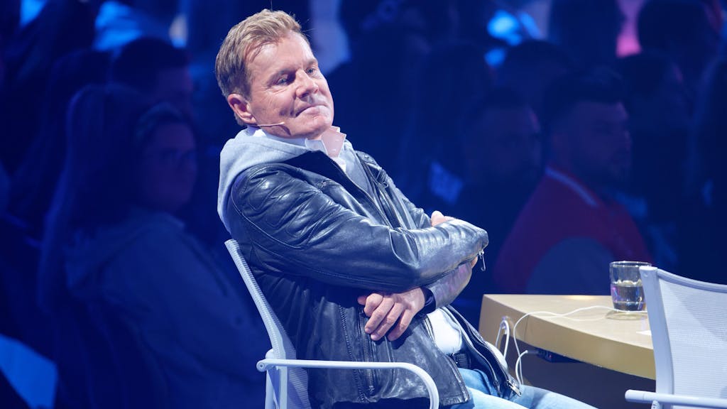 Dieter Bohlen sitzt am 8. April 2023 beim Halbfinale der 20. Staffel der RTL-Castingshow „Deutschland sucht den Superstar“ auf der Bühne.