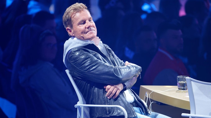 Der Juror Dieter Bohlen sitzt beim Halbfinale der Castingshow „Deutschland sucht den Superstar“ auf der Bühne.&nbsp;