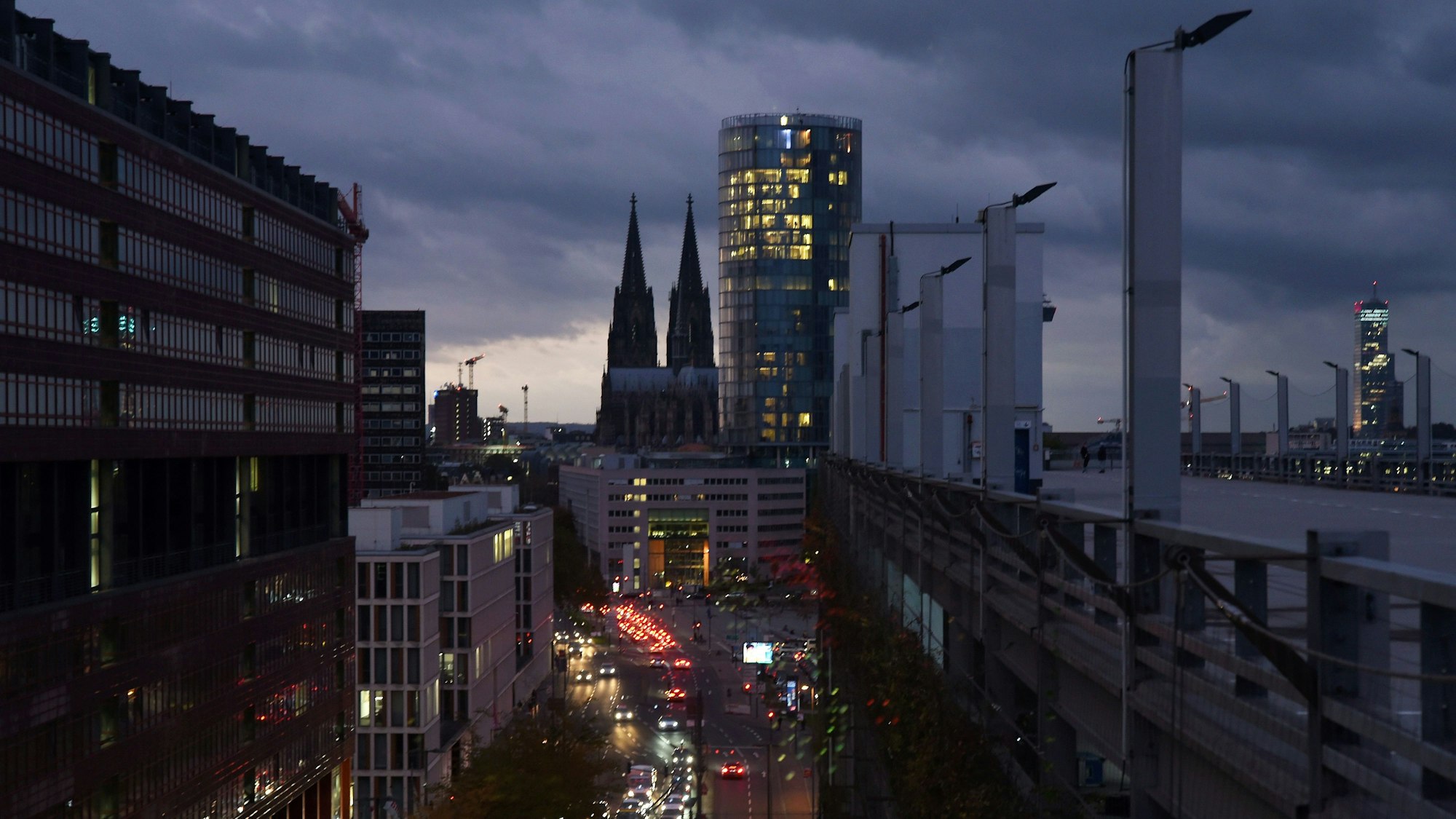 Blick auf den Kölner Dom mit bewölktem herbstlichem Abendhimmel als Hintergrund vom Deutzer Stadthaus aus fotografiert.