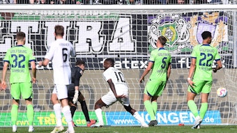 Borussia Mönchengladbach hat am Sonntag (9. April 2023) 2:0 gegen den VfL Wolfsburg gewonnen. Das Foto zeigt Marcus Thuram beim Tor zum 2:0.