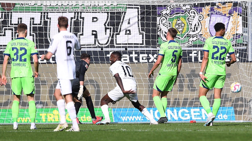 Borussia Mönchengladbach hat am Sonntag (9. April 2023) 2:0 gegen den VfL Wolfsburg gewonnen. Das Foto zeigt Marcus Thuram beim Tor zum 2:0.