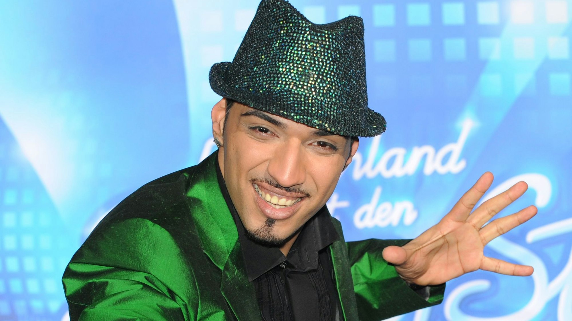 Der Kandidat Mehrzad Marashi posiert als Sieger nach dem Finale der RTL-Castingshow „Deutschland sucht den Superstar“ (DSDS) am 18.04.2010 in Köln auf der Bühne.